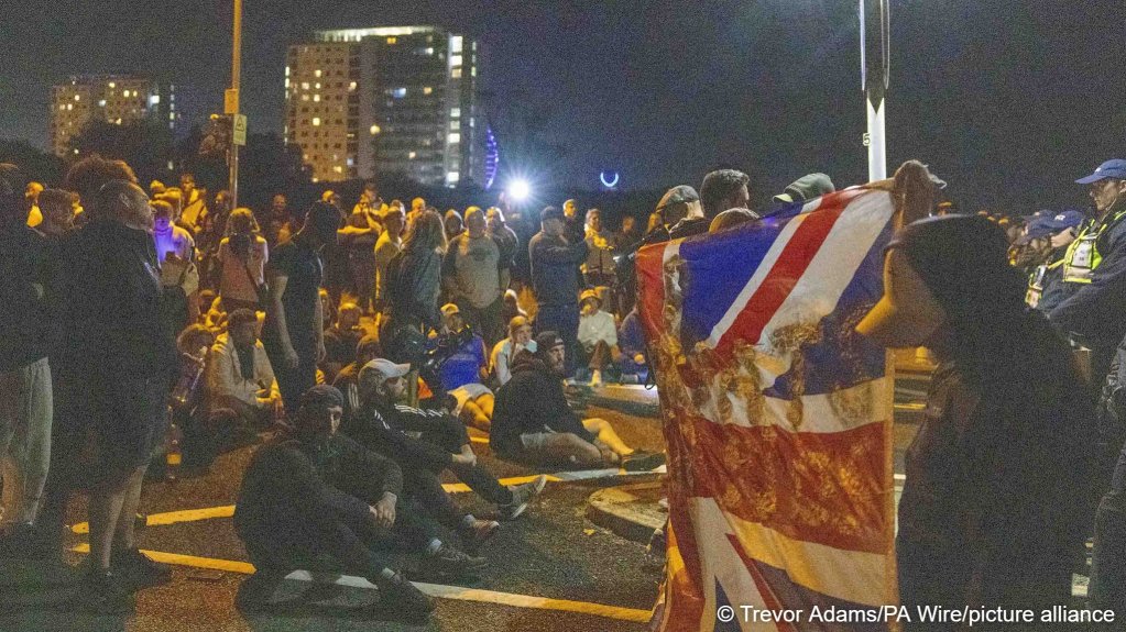 Demonstrators during an anti- migrant protest in Gosport on October 4 | Photo: Trevor Adams / picture alliance / PA Images