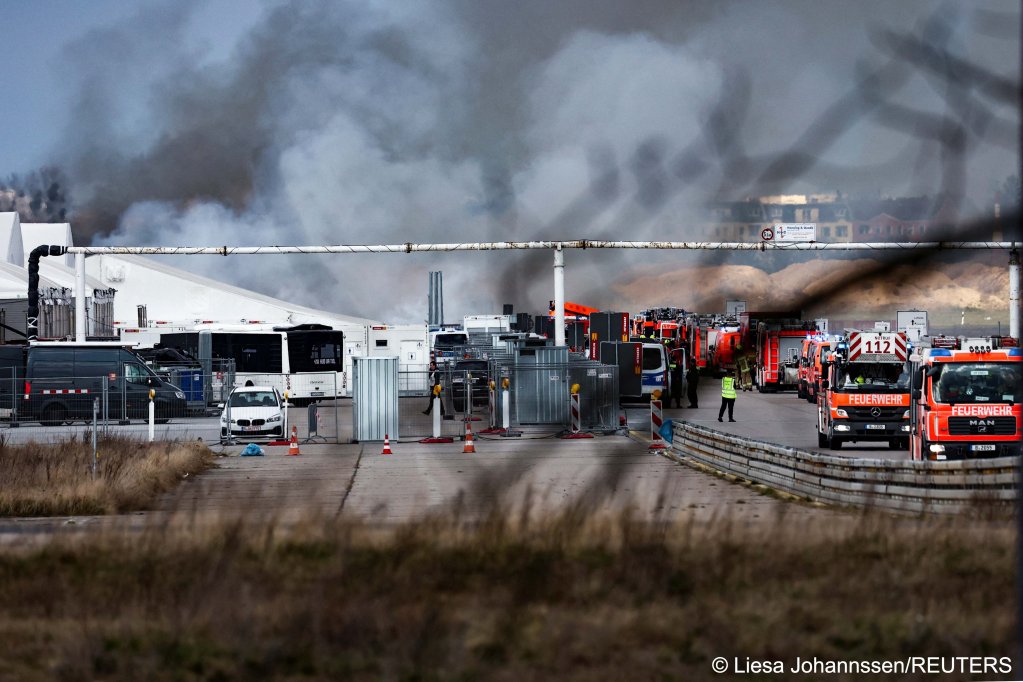 ۱۲ مارچ سال ۲۰۲۴، برلین، آلمان، وسایط نقلیه قوای اطفائیه در نزدیکی میدان هوایی سابق در برلین تگل/عکس: REUTERS/Liesa Johannssen