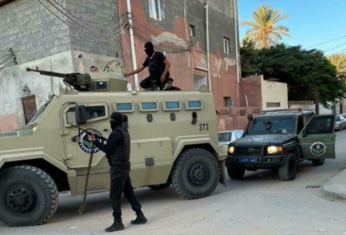 Des centaines de migrants subsahariens arrêtés dans la commune de Gargaresh, le 1er octobre. Publié par le ministère libyen de l’Intérieur. Crédit : ministère libyen de l’Intérieur