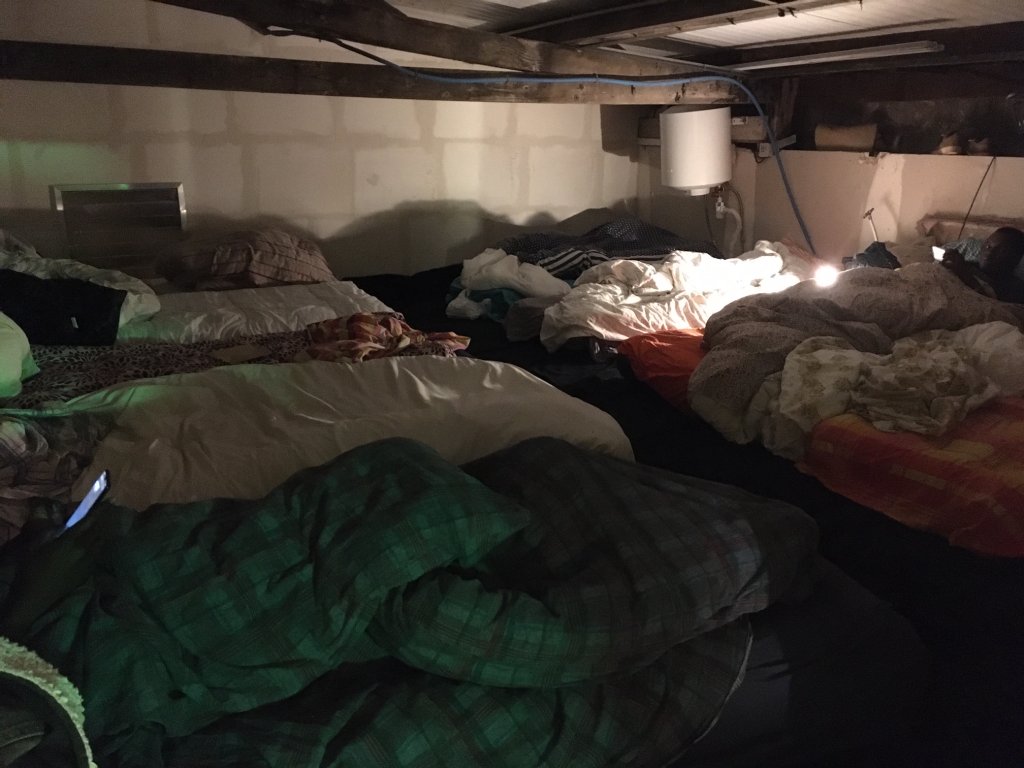 Avant d'être hébergés dans le théâtre, les jeunes étrangers isolés dormaient à la rue. Crédit : Julia Dumont