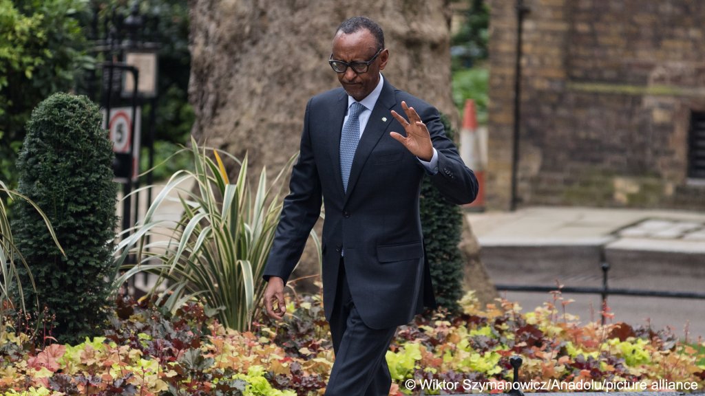 Rwandan President Paul Kagame refuses to answer journalists when asked if homes built for asylum seekers are being sold off to Rwandans | Photo: Wiktor Szymanowicz / Anadolu / picture alliance