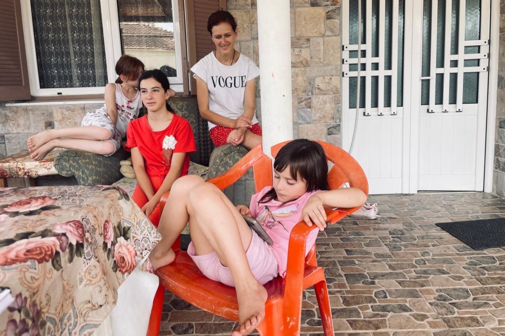 Frontela, in a white T-shirt, is a mother who said she is still afraid of the migrants passing by her house in Idomeni | Photo: InfoMigrants