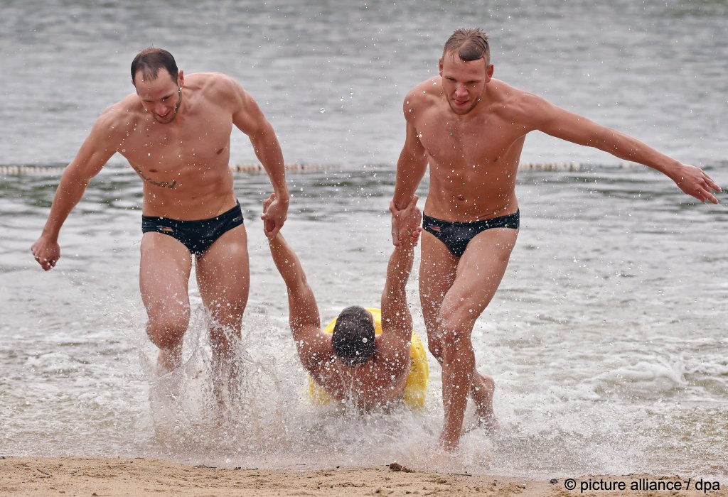 File photo used as illustration: Members of the German Life Savers Society (DLRG) training rescues in Heidebad in 2015 | Photo: Hendrik Schmidt / dpa / picture alliance