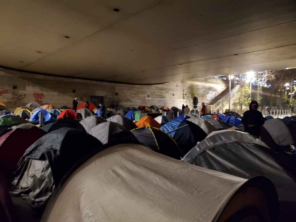 Une centaine de tentes sont dressées sous le Pont Charles de Gaulle, à Paris. Crédit : InfoMigrants
