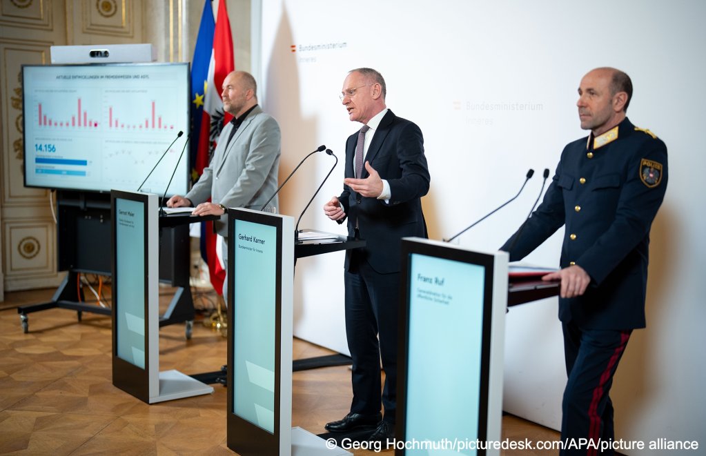 An asylum system can only work when strict and fairly operated, said Karner (c), who presented data relating to returns and asylum last week in Vienna. Here he is flanked by (l) Gernot Maier (Director of the Agency for Foreigners an Asylum) and (r) Franz Ruf (A policeman in charge of public security in Austria) |Photo: Georg Hochmuth / APA / picture alliance