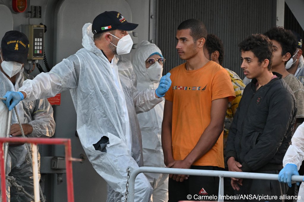 Foto d'archivio utilizzata come illustrazione: Frontex aiuta la polizia di frontiera e tributaria italiana e la guardia costiera a pattugliare i confini esterni dell'Italia e dell'Europa con i paesi del Mediterraneo nel Nord Africa | Foto: Carmelo Imbesi / ANSA