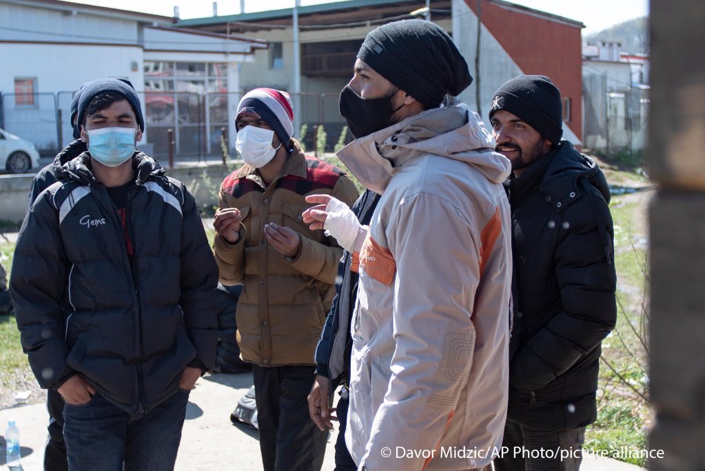 Migrants outside the Miral camp, in Velika Kladusa, Bosnia, Wednesday, April 7, 2021 | Photo: picture alliance/Davor Midzic