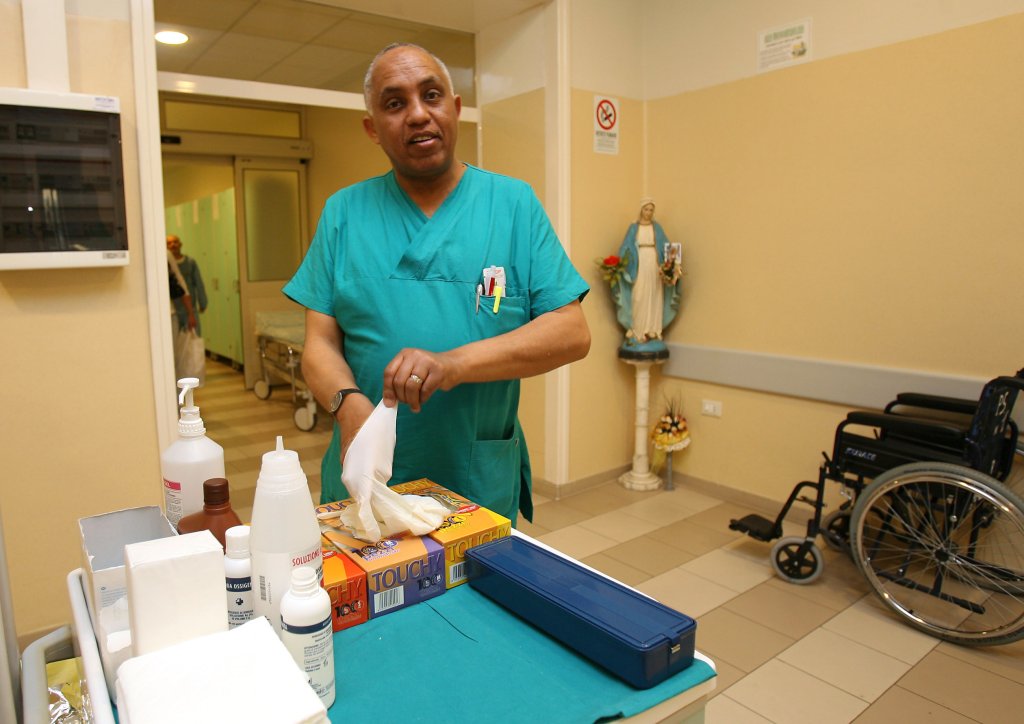 File photo used as illustration: The idea of seeing a doctor or a nurse even at the emergency room fills many undocumented people with anxiety | Photo: Franco Silvi/ANSA
