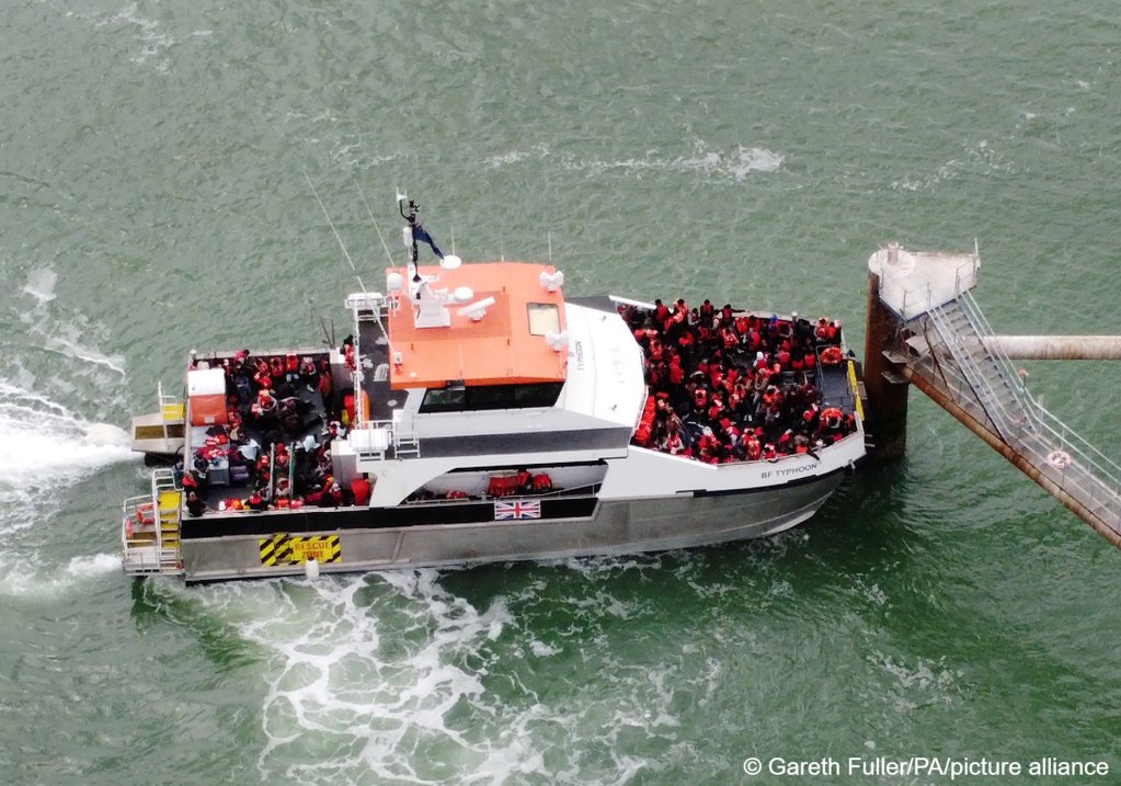 File photo: Each week, more migrants arrive in the UK without documentation or permission | Photo: Gareth Fuller/PA/picture-alliance