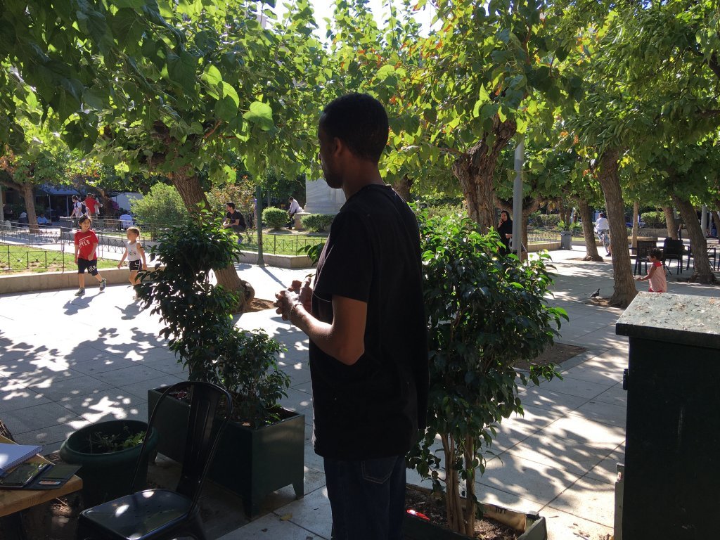Ο «Σαμουήλ» από την Ερυθραία έπρεπε να πάρει φαγητό από φιλανθρωπικά ιδρύματα και τράπεζες τροφίμων στην Αθήνα |  Φωτογραφία: Migrant News/M.  Macgregor