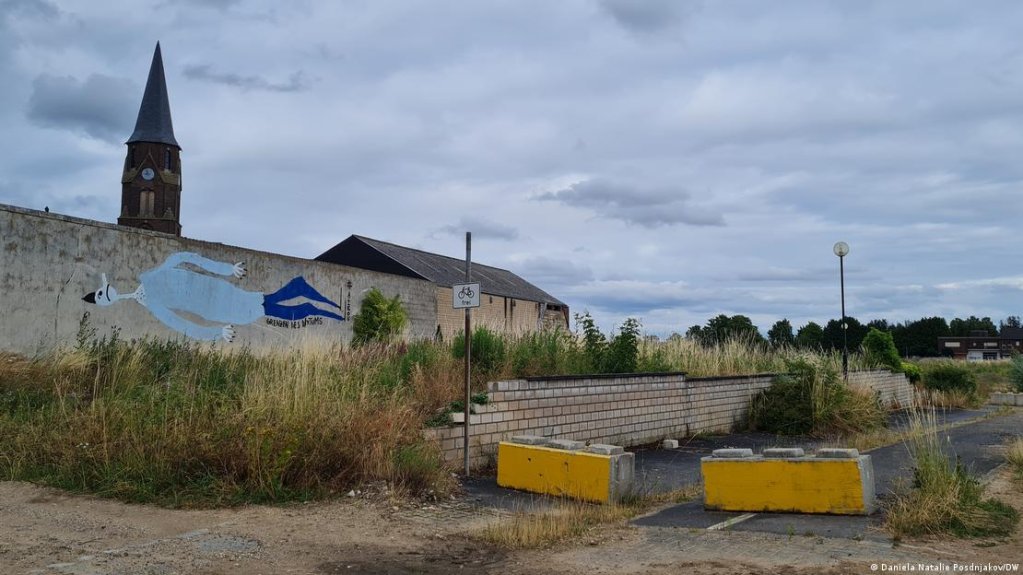 Les herbes s'empare de l'église à Morschenich | Photo : Daniela Natalie Posdnjakov/DW