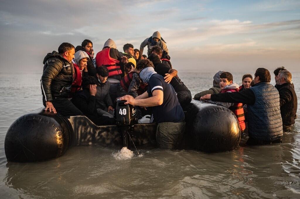 From file: Migrants board a smuggler's boat on the beach of Gravelines, near Dunkirk, northern France on October 12, 2022, in an attempt to cross the English Channel | Photo: Sammer Al-Doumy/AFP
