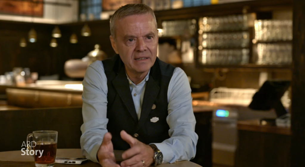 Leading gastronomer Gregor Lemke in Munich wants to keep to his word, and says he would be ready to pay a higher salary to allow Shershnev to fulfill the visa requirements | Source: Screenshot ARD documentary