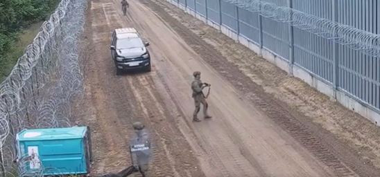 Polish Border Guards arrive quickly at the scene when groups attempt to breach the border | Source: Screenshot video posted by Polish Border Guard on X @Straz-Graniczna
