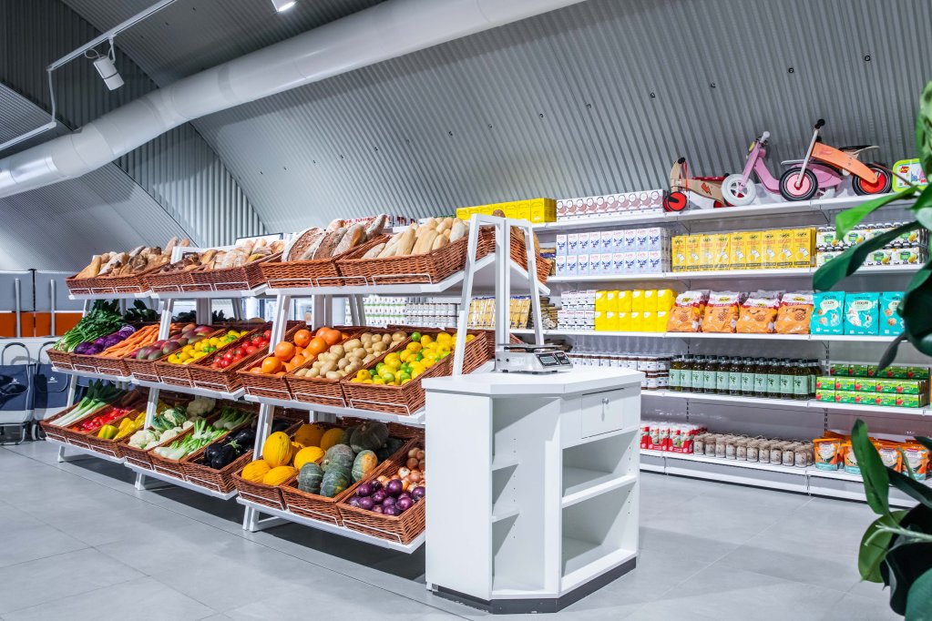 Products in Progetto Arca's solidarity supermarket. Those in need can come to the railway arch in Milan to get food to supplement their weekly shop | Photo: Progetto Arca