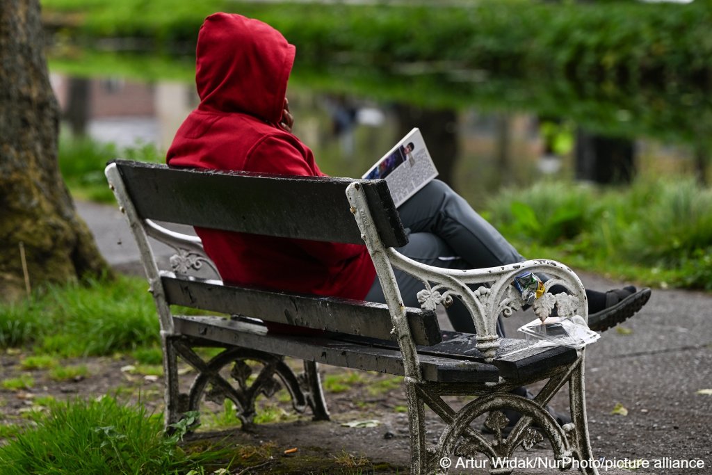 From file: Many of the migrants and asylum seekers currently pitching their tents by the canal in Ireland's capital Dublin are reported to have crossed from the UK over the border with Northern Ireland | Photo: Artur Widak/NurPhoto/picture alliance