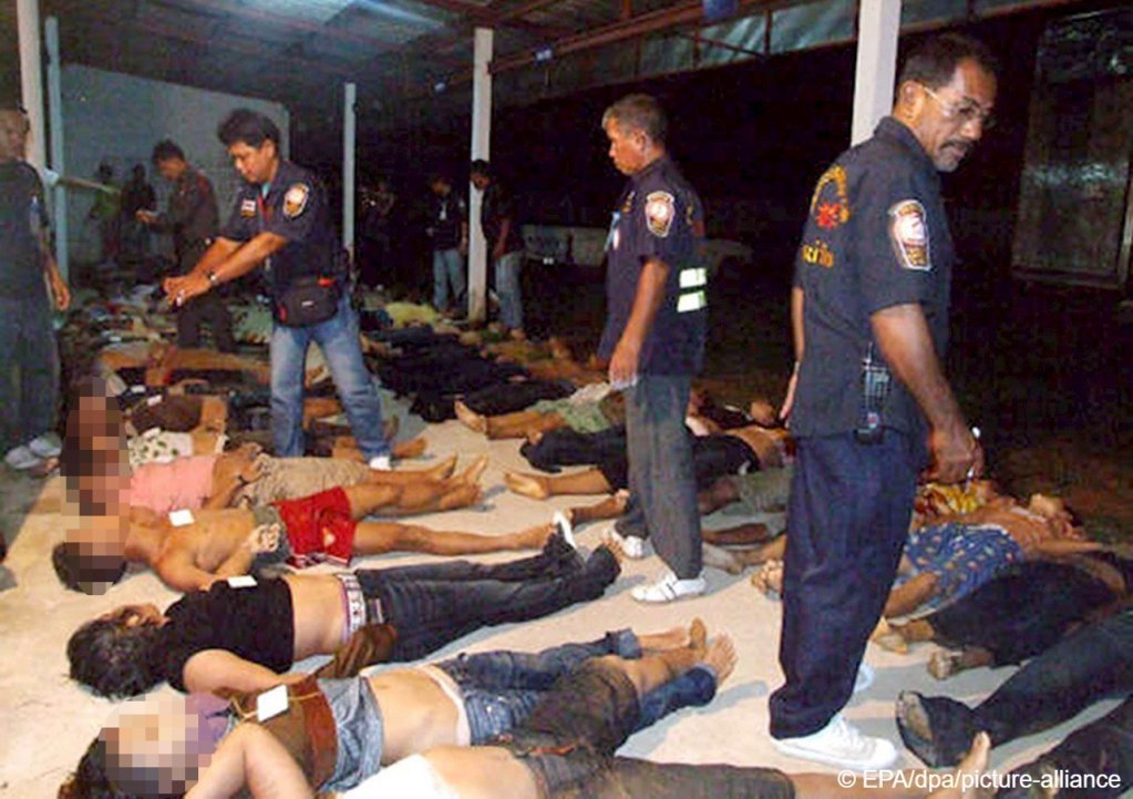 عمال الإنقاذ التايلانديون يتفقدون جثث 54 عاملاً غير نظامي من ميانمار عثر عليهم ميتين في شاحنة حاويات في جنوب تايلاند في 10 أبريل / نيسان 2008 | الصورة: epa Str / dpa / picture-alliance