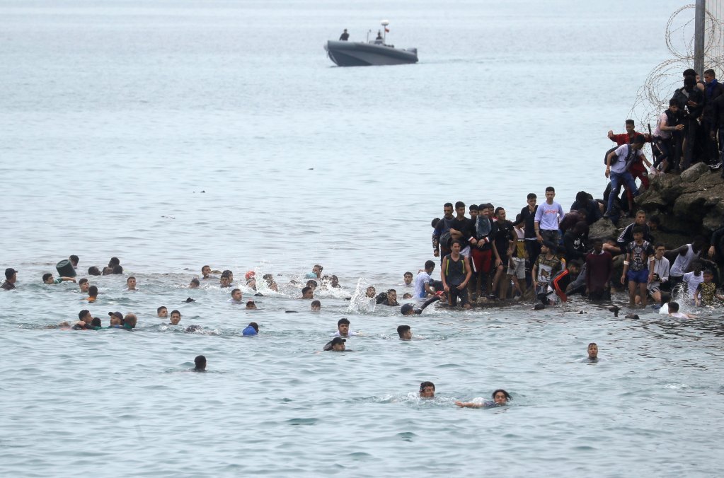 هزاران مهاجر از مراکش به سئوتا ساحل اسپانیایی رسیدند، می ٢٠٢١. عکس: رویترز 