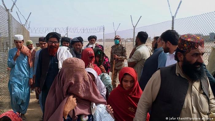 Crowds of Afghans cross the border into Pakistan | Photo: picture alliance/Jafar Khan
