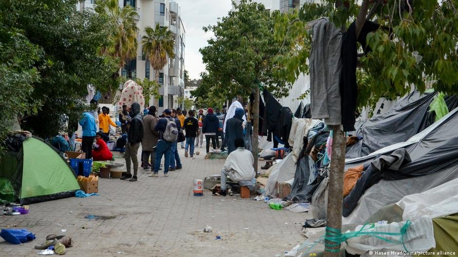 أقام المهاجرون ملاجئ خارج المكتب المركزي لمنظمة الهجرة الدولية في تونس العاصمة 