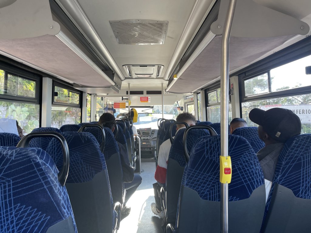 في الباص، على طريق إعادة المهاجرين من الحدود الفرنسية باتجاه الإيطالية ثم العودة إلى مدينة فينتيميليا الإيطالية التي تبعد نحو عشرة كيلومترات. موفدتا مهاجر نيوز رنا الدياب ومايا كورتوا