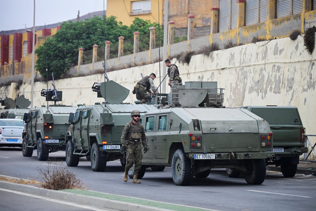 Spanish Soldiers patrol near the Spanish-Moroccan border in Ceuta, Spain, July 31, 2026, as migrants cross into Ceuta by sea and land | Photo: Fabian Bimmer / Reuters