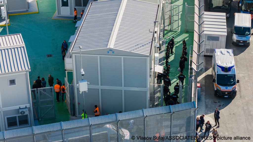 An aerial view of a migrant reception facility at the port of Shengjin, northwestern Albania, Friday, Nov. 8, 2024 | Photo: Vlasov Sulaj / AP Photo / picture alliance
