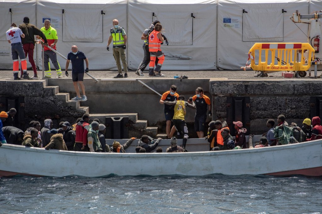 Members of the Spanish Red Cross and Spanish police officers assist migrants after the arrival of a "cayuco" carrying 63 people at the port of La Restinga, on the Canary Island of El Hierro, on September 10th, 2024 | Photo: AFP