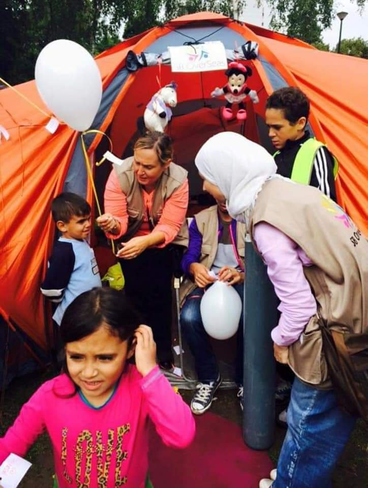 أعضاء الجمعية رفقة أطفال في مخيم للاجئين خلا أحد الأنشطة الترفيهية (صورة خاصة)