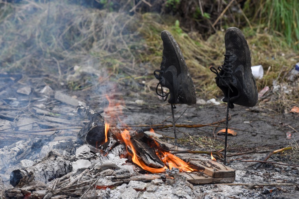 Drying shoes next to a camp fire in Grande-Synthe on February 10, 2022 | Photo: Mehdi Chebil / InfoMigrants