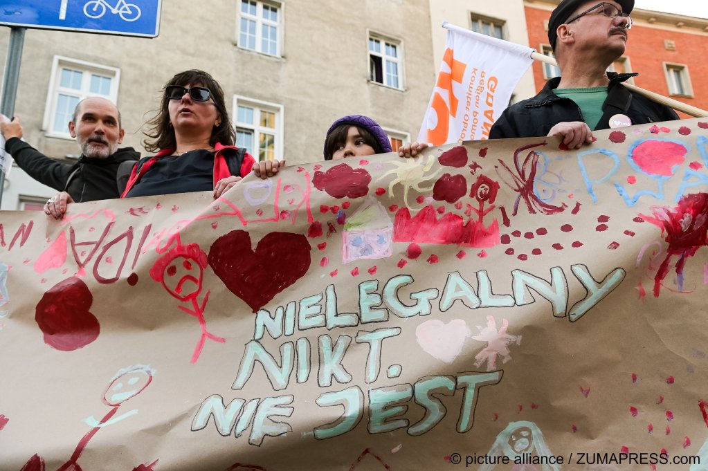 مسيرة لدعم المهاجرين وضد حالة الطوارئ على الحدود البولندية البيلاروسية في سوق Drzewny في غدانسك ، بولندا في 5 أكتوبر 2021