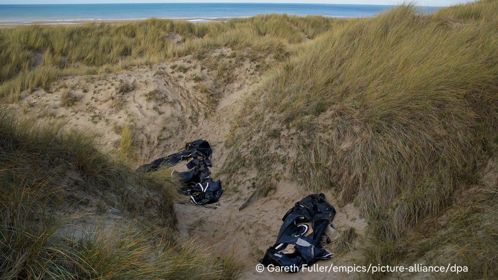 File photo: Belongings on the beach in Gravelines, northern France, photographed on December 11, 2025. Migrants frequently attempt to cross the English Channel to the UK in small boats from here | Photo: picture alliance