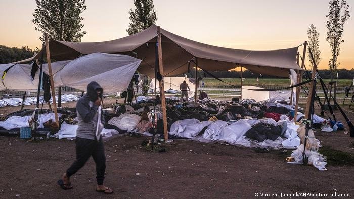 From file: Pictures of people camping outside the Ter Apel asylum reception center has sparked fury across The Netherlands | Photo: Vincent Jannink/picture alliance