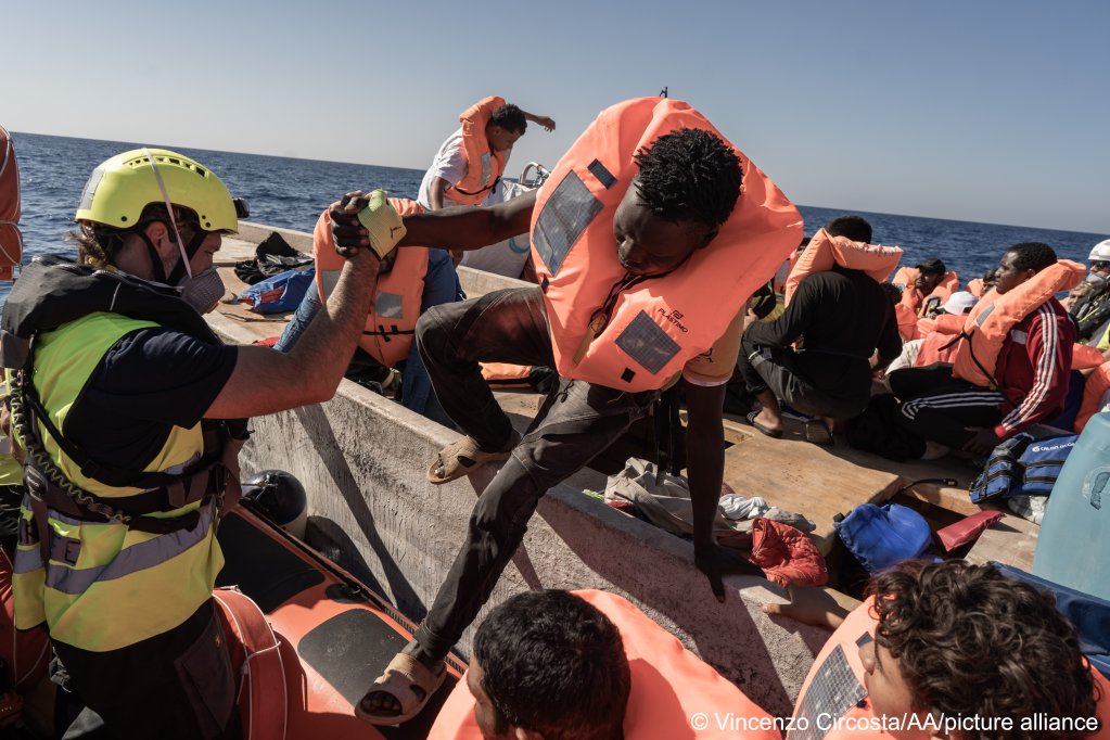 آب های لیبیا - ۲۵ اکتوبر: ۳۵ مهاجر غیرقانونی، از جمله ۴ کودک، از پاکستان، مصر، سودان، سودان جنوبی در بحیره مدیترانه، در آب های بین المللی لیبیا توسط کشتی «اوشن واکینگ» با پشتیبانی هوایی در ۲۵ اکتوبر ۲۰۲۲ نجات یافتند / عکس از وینچنزو سیرکوستا / خبرگزاری آنادولو