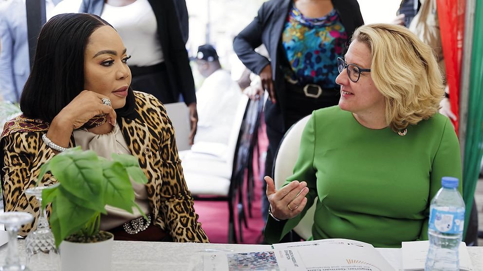 Svenja Schulze speaks to Nigerian Employment Minister Nkeiruka Onyejeocha at the center's opening | Photo: Ute Grabowsky / Photothek.net / BMZ Press office