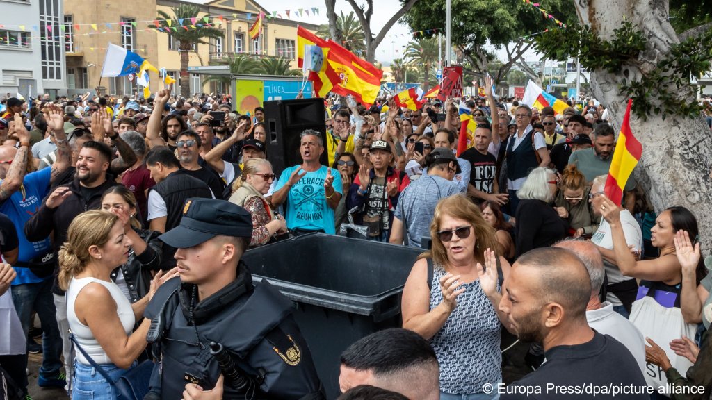 File photo: Demonstration against the arrival of migrants on the Canary Islands, in Las Palmas, Gran Canaria, July 6, 2024 | Photo: dpa/picture alliance/Europa Press Canarias
