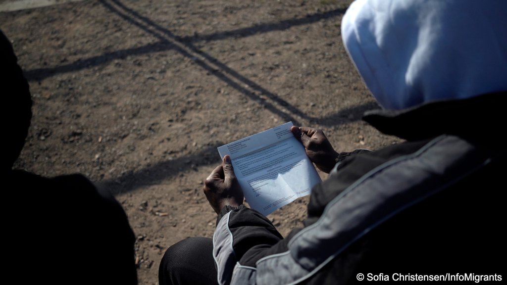 Two asylum seekers from Cameroon whose requests to join a subsidized integration course were rejected, look at a letter from German authorities. Berlin, March 29, 2026 | Photo: Sofia Christensen