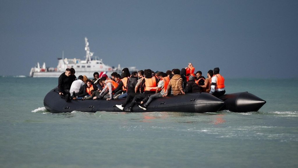File photo: A migrant boat leaving the French beach at Wimereux in an attempt to reach the United Kingdom via the English Channel, September 4th, 2024 | Photo: Reuters