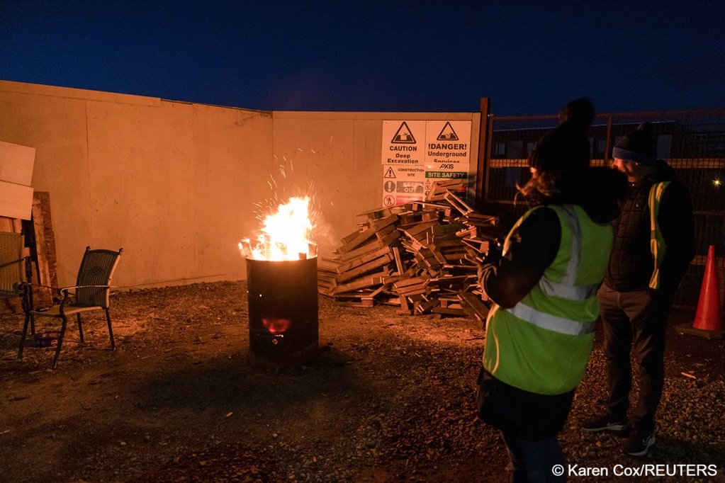 On December 14, protesters keep up a vigil at a former hotel in County Wexford to try and prevent the government converting it into accommodation for asylum seekers | Photo: Karen Cox / Reuters