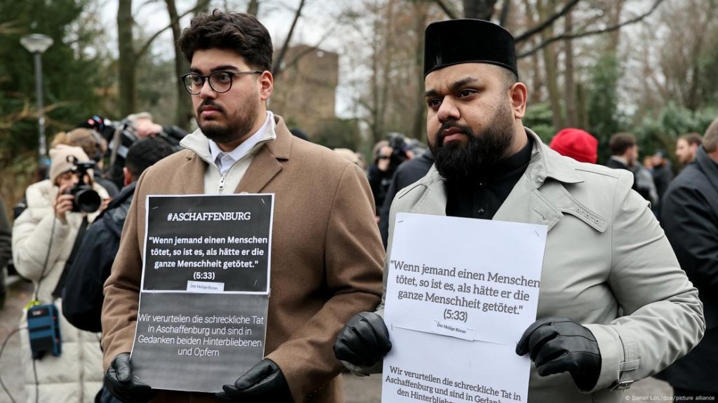Leaders of Aschaffenburg's Muslim community were present at the wreath laying ceremony, holding signs with a Quran verse which says: 'When someone take a life, it will be as if they killed all of humanity.' | Photo: Daniel Löb/dpa/picture alliance