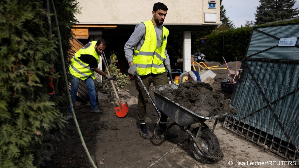 Syrian volunteers in Austria helped to repair flood damage  | Photo: Lisa Leutner / Reuters