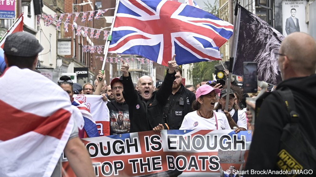 File photo:  Anti- Immigration demonstration in the UK in 2025 shows people carrying flags and banners proclaiming their opposition to migrants who arrived via small boats in the Channel | Photo: Stuart Brock / Anadolu / Imago