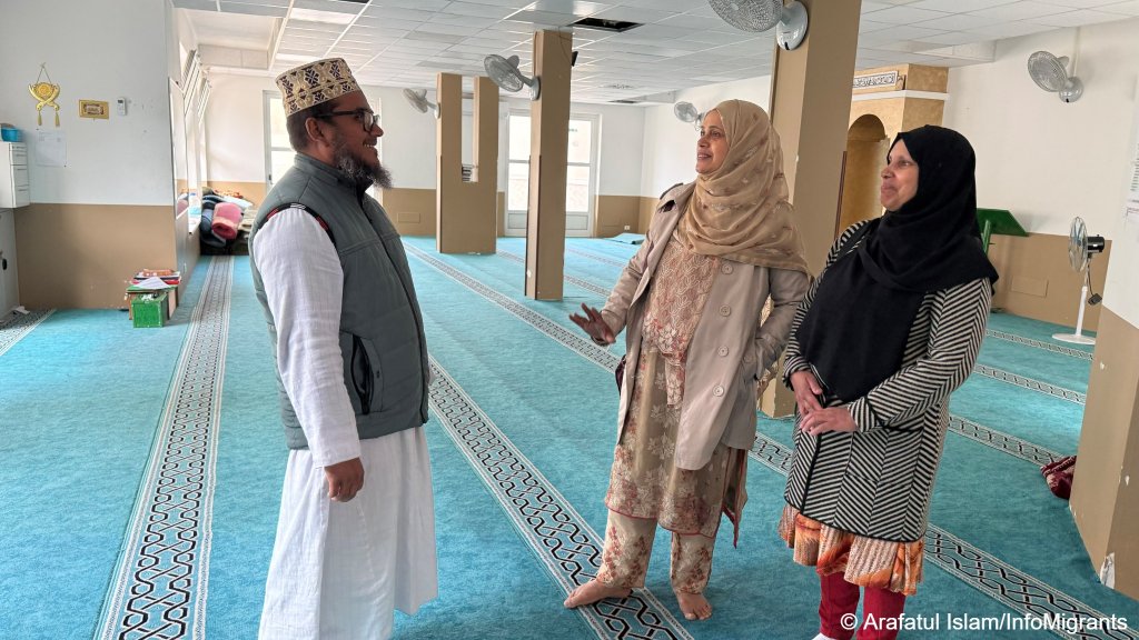 Mizanur Rahaman (l) Sajia Afrin (c) and Afrin Khanam (r) chat in the empty cultural center in Monfalcone | Photo: Arafatul Islam / InfoMigrants