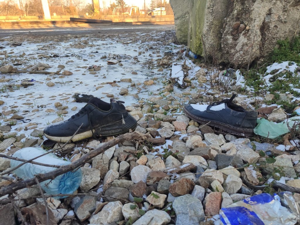 A pair of shoes in the snow near the Hungary/Serbia border | Photo: Klikaktiv 