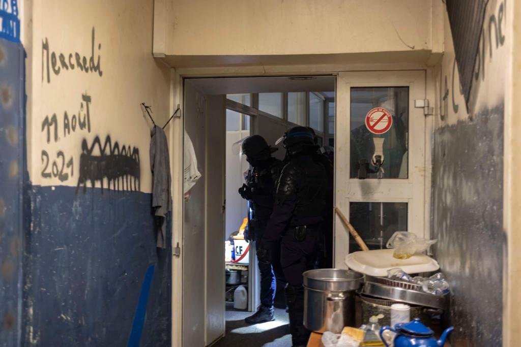 The squat was dilapidated but spared migrants from sleeping on the street | Photo: Aurélie Ruby / InfoMigrants