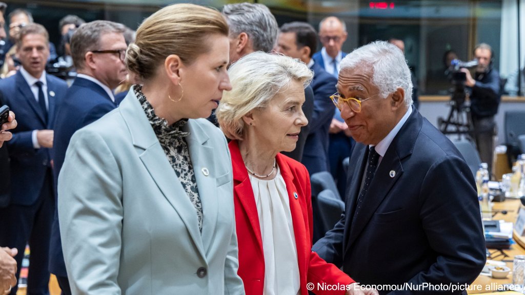 Ursula von der Leyen president of the European Commission, Antonio Costa President of the European Council and Mette Frederiksen Prime Minister of Denmark at the round table meeting room during the European Council summit in Brussels, Belgium on June 26, 2026 | Photo: by Nicolas Economou / NurPhoto