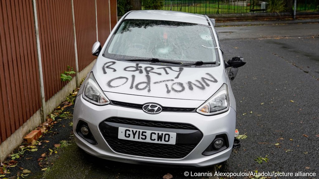 A vehicle which protesters believed to be owned by migrants was vandalized by anti- migrant protesters during an action day in Salford, Manchester on October 12, 2026 | Photo: Loannis Alexopoulos / Anadolu