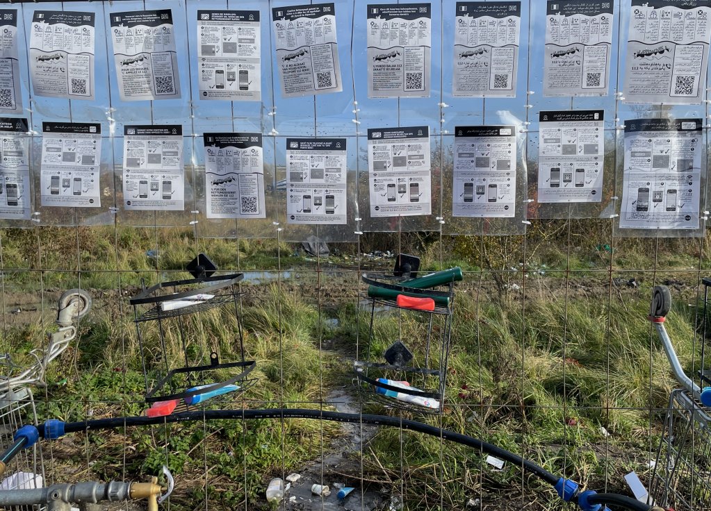 صنابير مياه تؤمنها الجمعيات للمهاجرين إضافة إلى كهرباء لشحن هواتفهم النقالة وشاحنة لتأمين مياه الاستحمام. المصدر: مهاجرنيوز