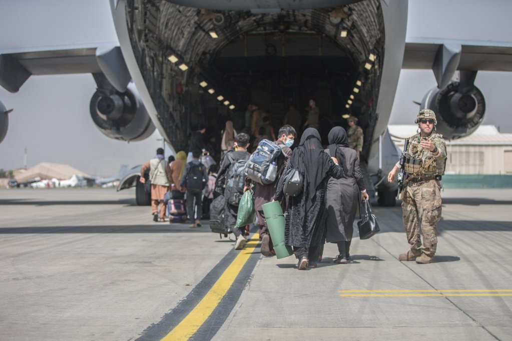 Families board a US Air Force C-17 during the evacuation of Kabul on August 23, 2021 | Photo: Samuel Ruiz/AFP