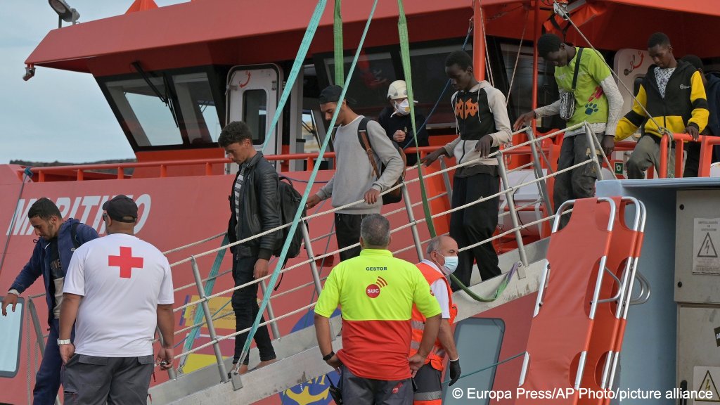 File photo used as illustration: Young migrants arrive in the port of La Restinga at El Hierro in the Canary Islands on Saturday, June 6 2024 | Photo: Europa Press/ AP Photo / picture alliance